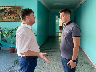 Александр Бондаренко перед началом нового учебного года проверил подготовку школ Ленинского района 
